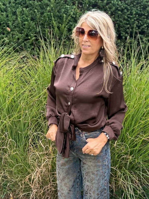 Blouse choco met knoopjes en striklintje