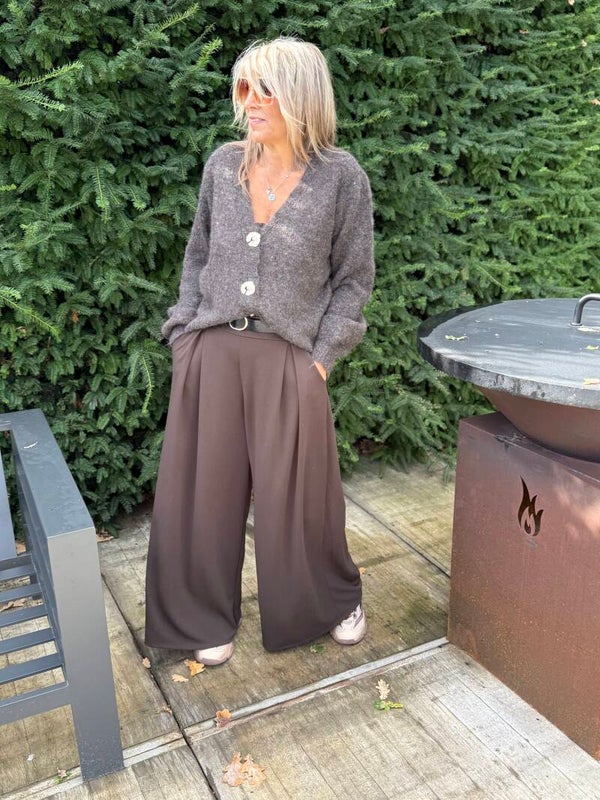 Trui marron met mooiegouden knoopjes  Pat