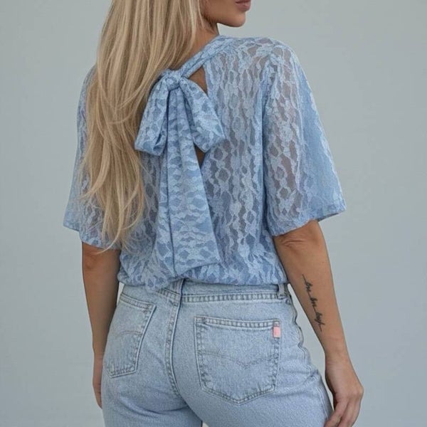 Top blauw met kant en knoopje op de rug