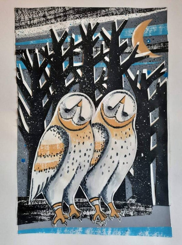 Twee uilen kijkend naar de maan