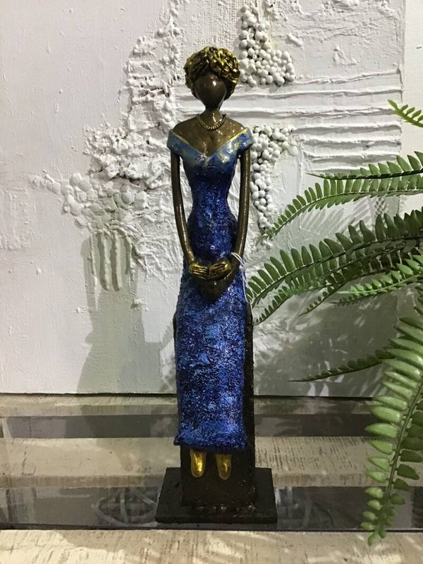 zittende dame met boek