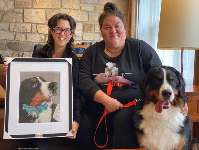 Photo du dévoilement de l'oeuvre Bertrand, un chien Bouvier bernois, à sa maîtresse, Christine Morency.