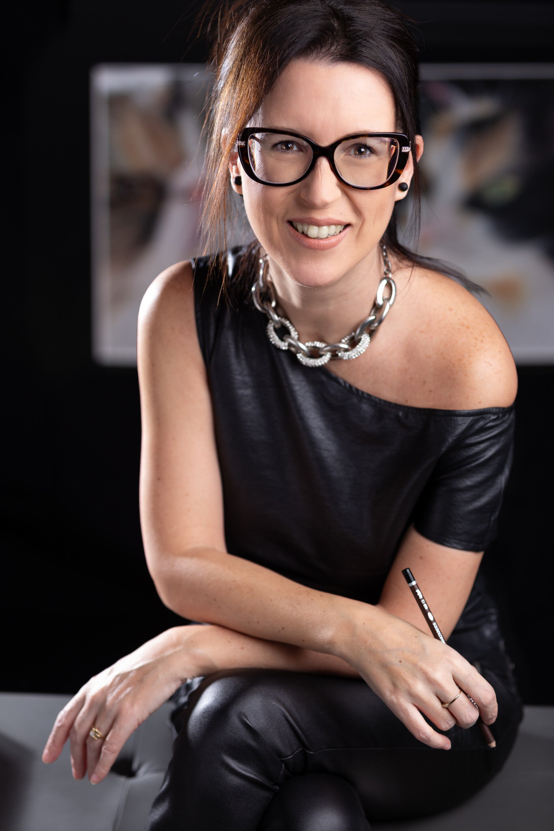 Photo de Kim Fortin, patelliste animalière. Femme aux cheveux bruns vêtue de noir avec des lunettes.