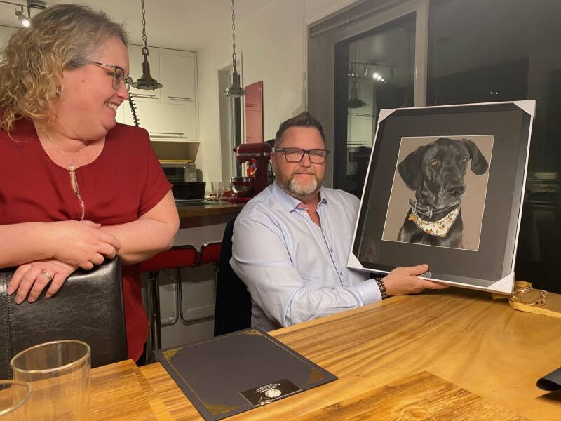 Photo du dévoilement de l'oeuvre Bob, un Danois noir.