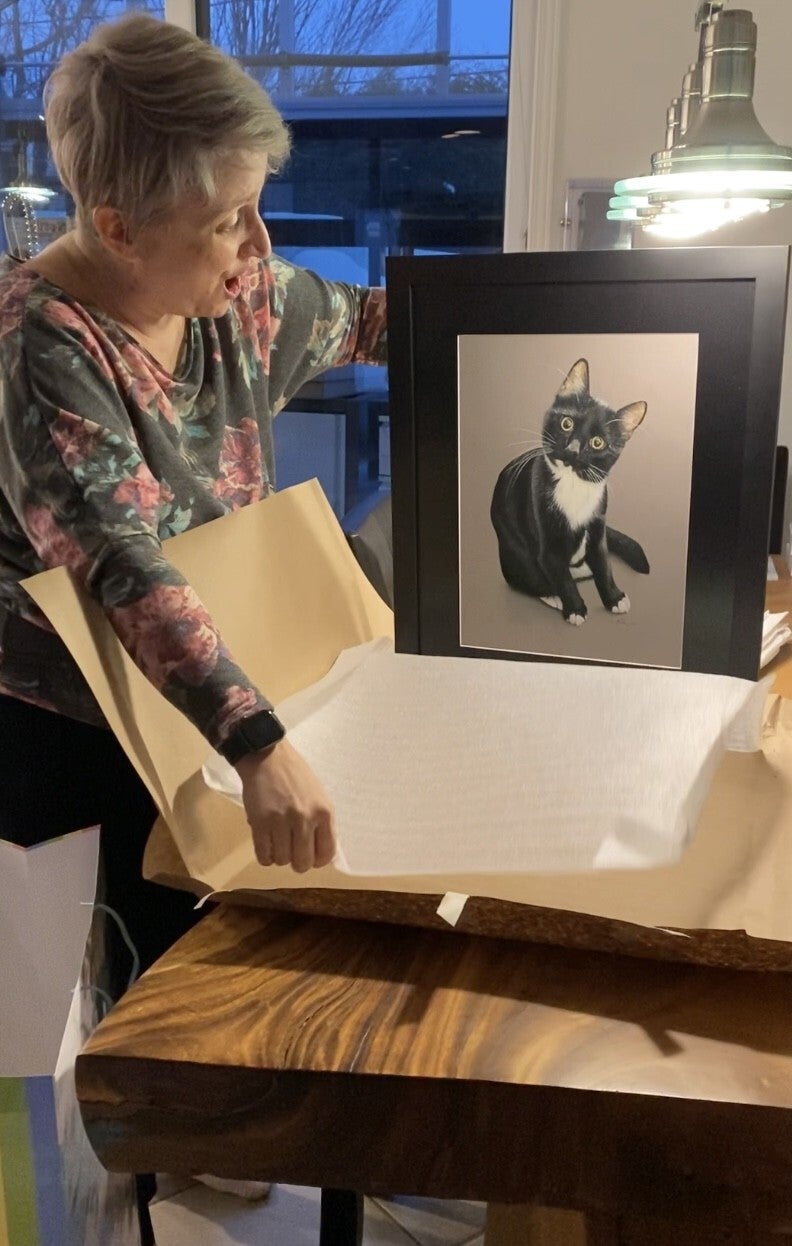 Photo du dévoilement de l'oeuvre Fayette, un chat Tuxedo.