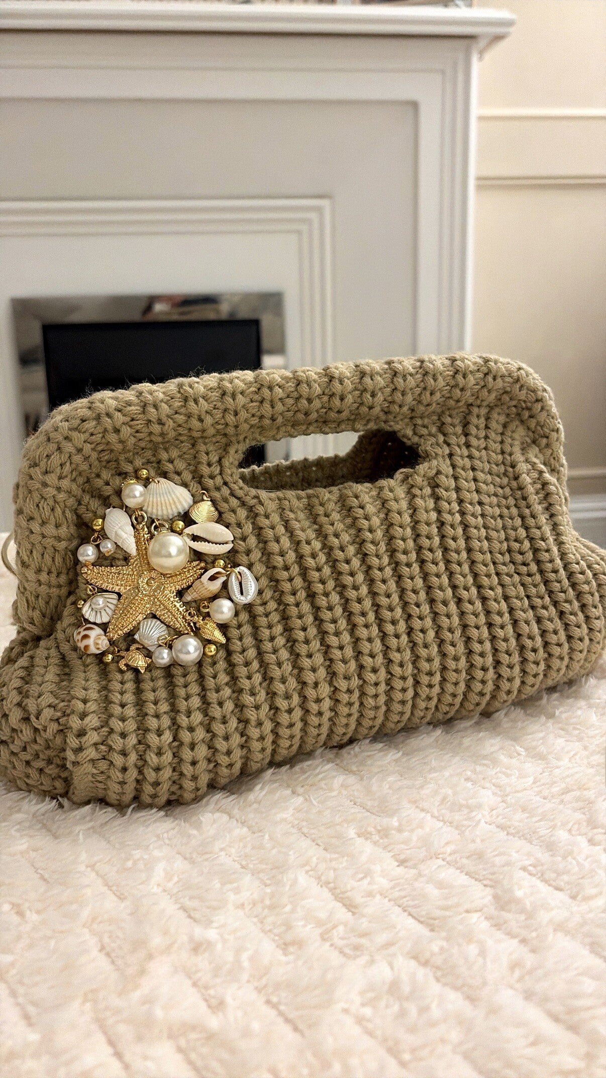 Moon shell clutch