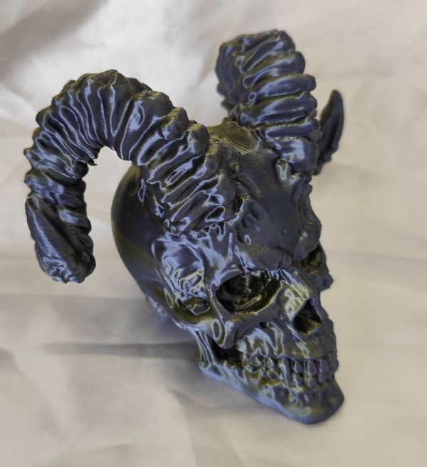 Gehörnter Schädel Schwarz & Gold