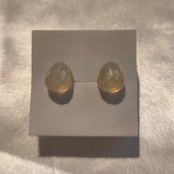 Perlweisse Ohrstecker Tropfen