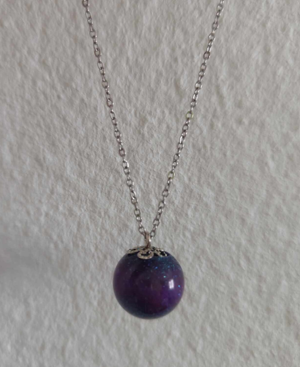 Epoxy Kette mit Silberkette Lila mit Blauem Schimmer