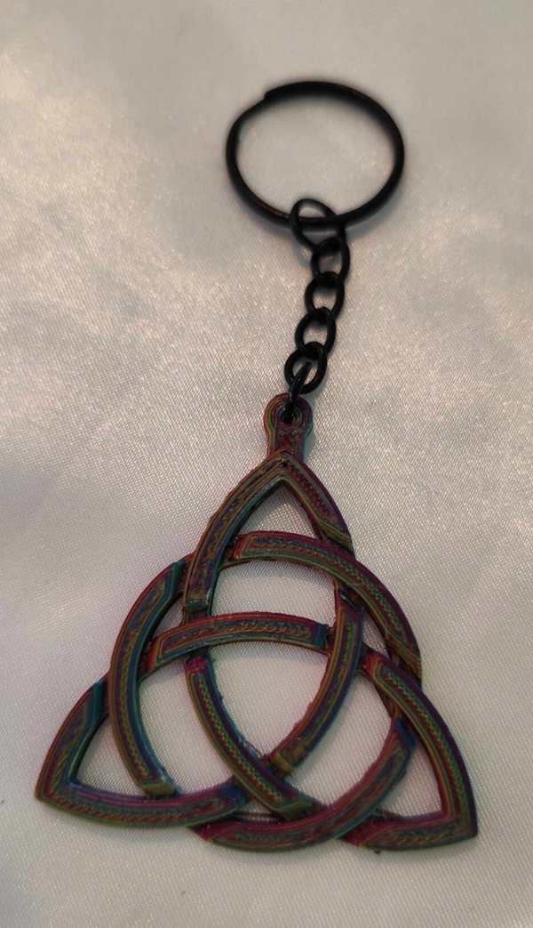 Triquetra Keltischer Knoten Schlüsselanhänger mit Schwarzem Ring