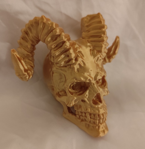 Gehörnter Schädel Gold