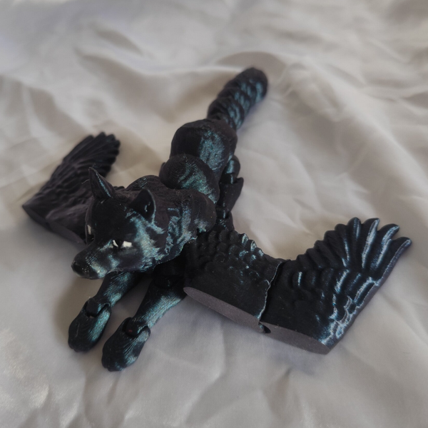 Schwarzer Wolf mit Flügel