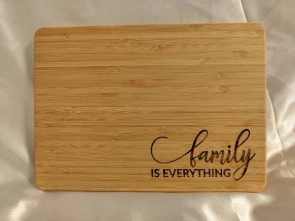 Family is Everything Schneidebrett