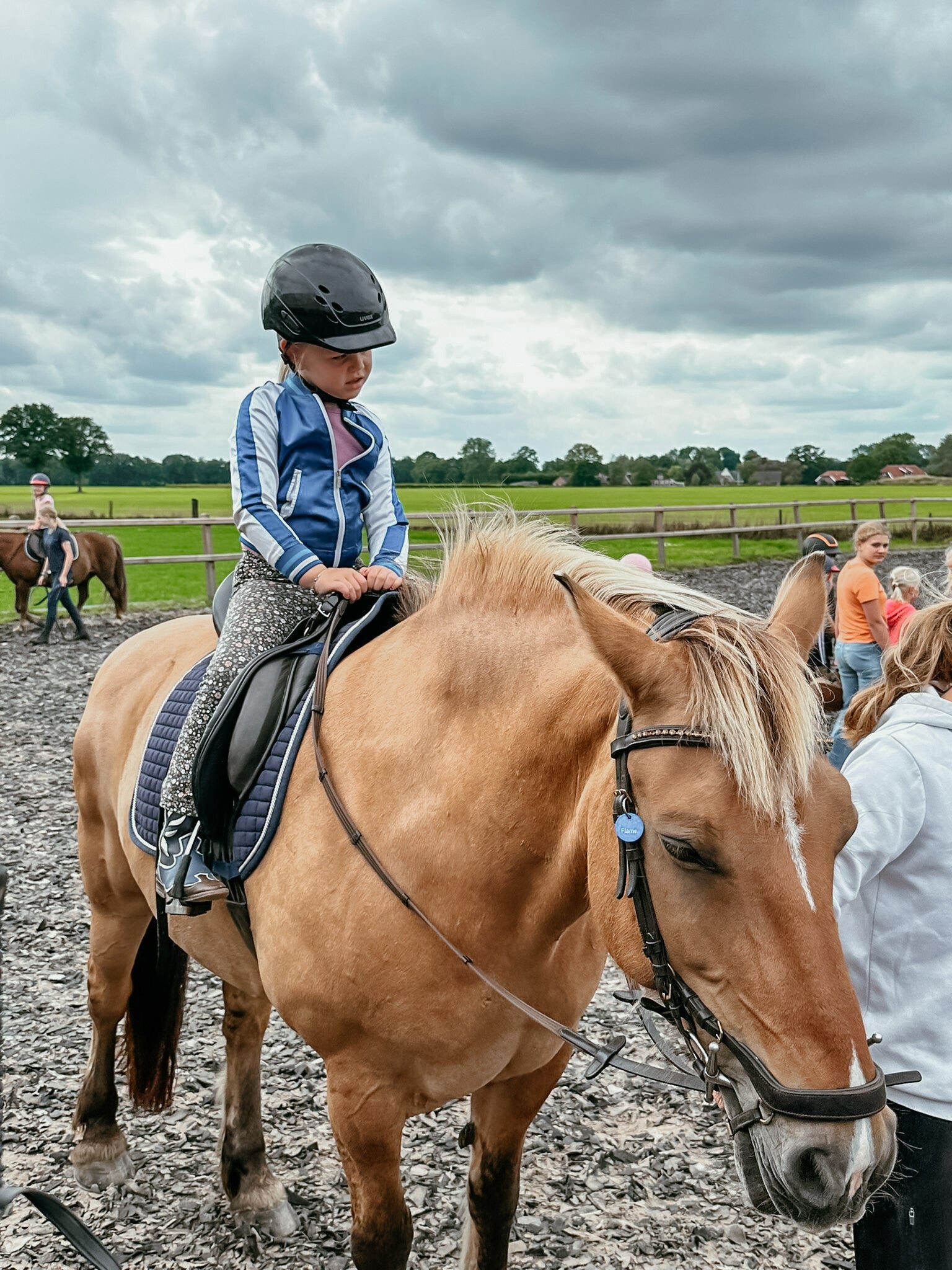 Kind op een pony tijdens Pony Ochtend in Wierden