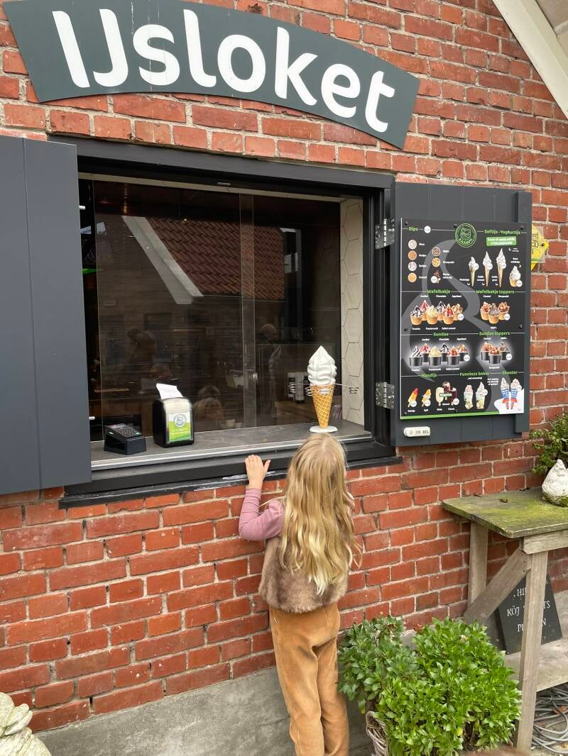 Ijsje eten met kinderen bij Landgoed Kaamps in Deurningen