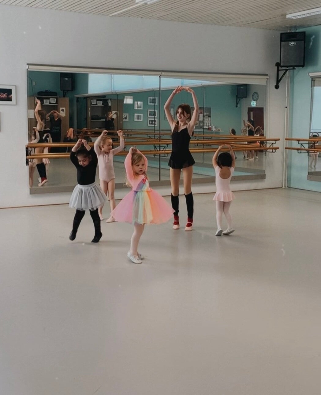 Peuters dansen tijdens Boek in Beweging in Bibliotheek Borne