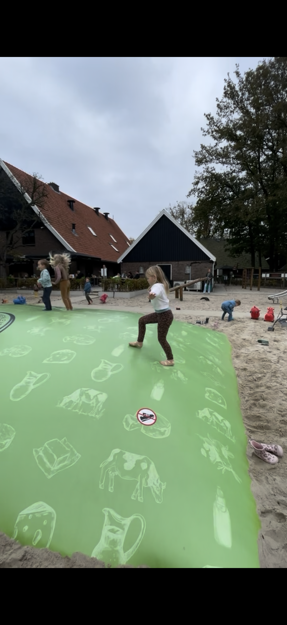 Spelende kinderen op de airtrampoline bij Landgoed Kaamps