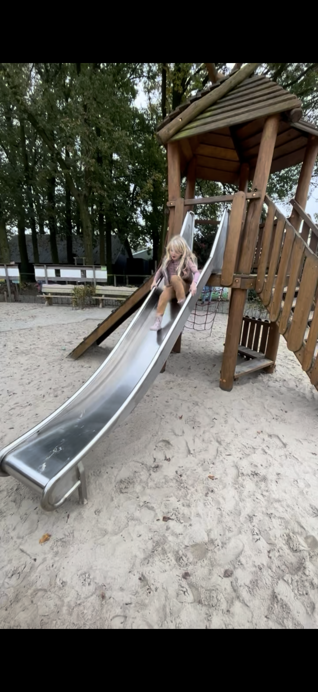 Kindvriendelijk terras bij Landgoed Kaamps met speeltuin ernaast