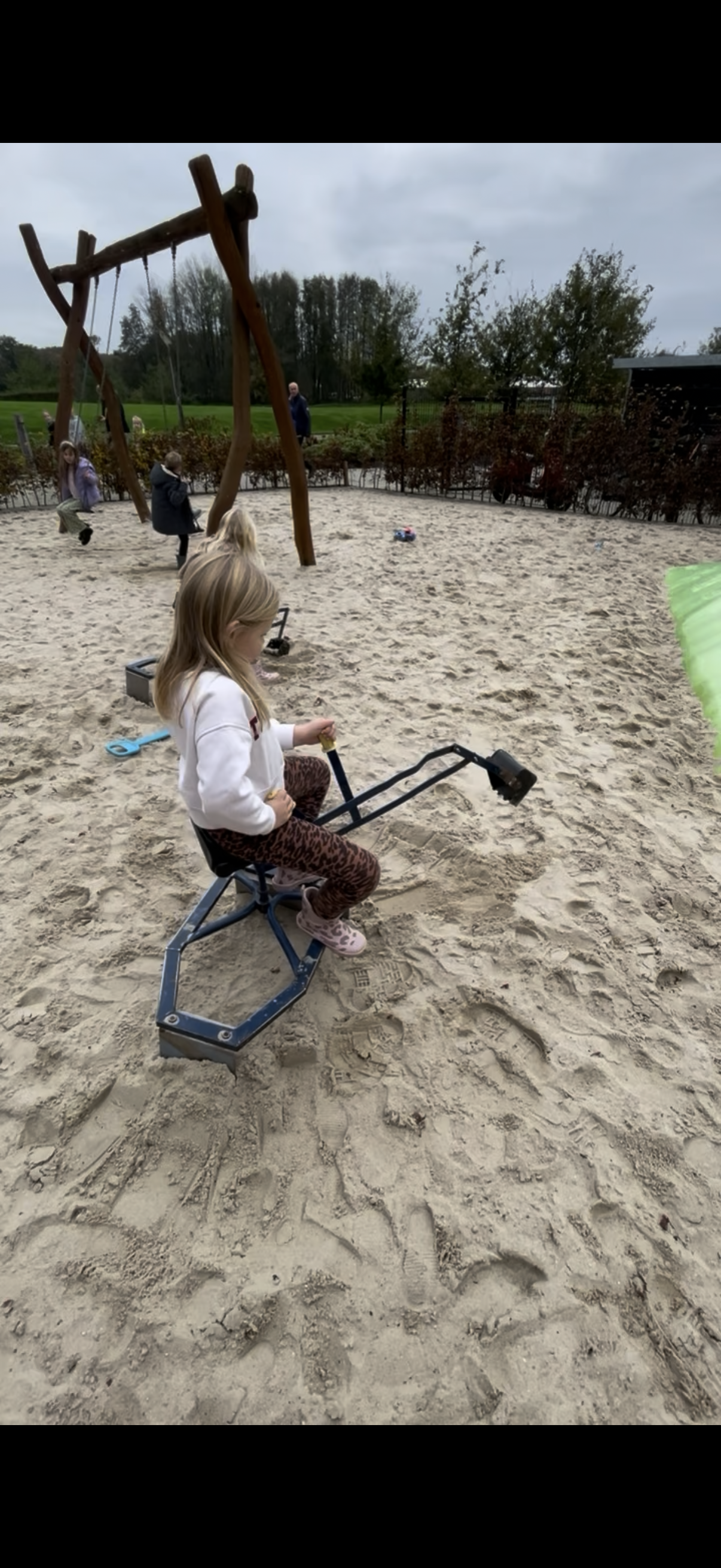 Kindvriendelijk terras bij Landgoed Kaamps met speeltuin ernaast