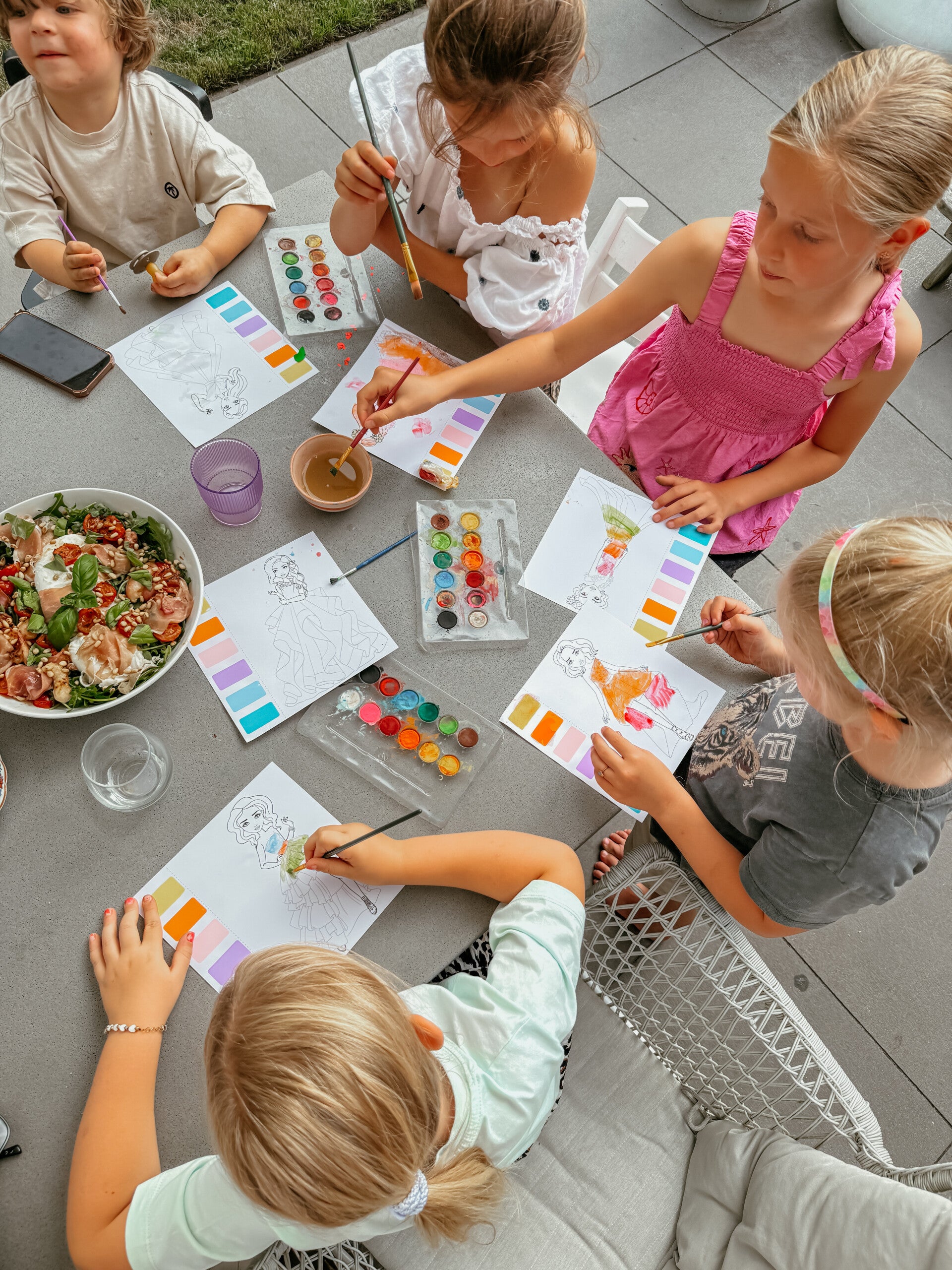 Kinderen knutselen tijdens de herfstvakantie bij Sus en Sas in Deventer
