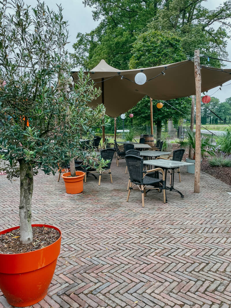 Terras met speeltuin in Hertme