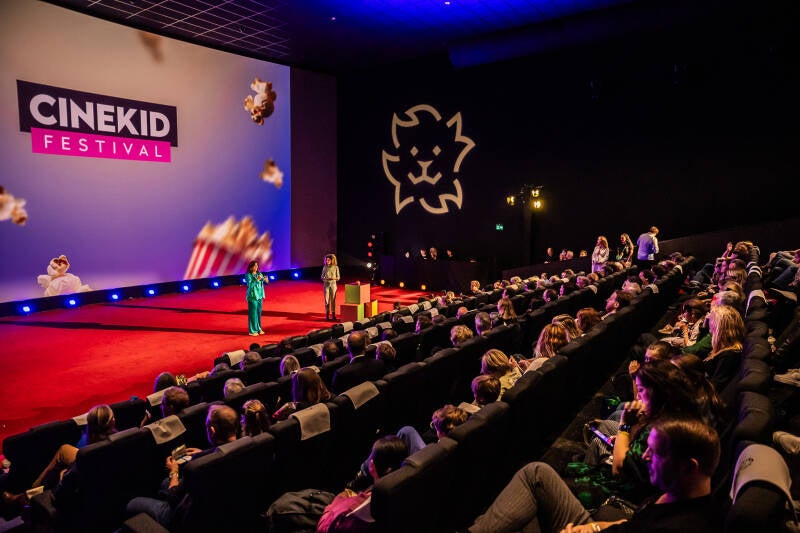 Kinderen tijdens Cinekid in Stadstheater De Bond Oldenzaal