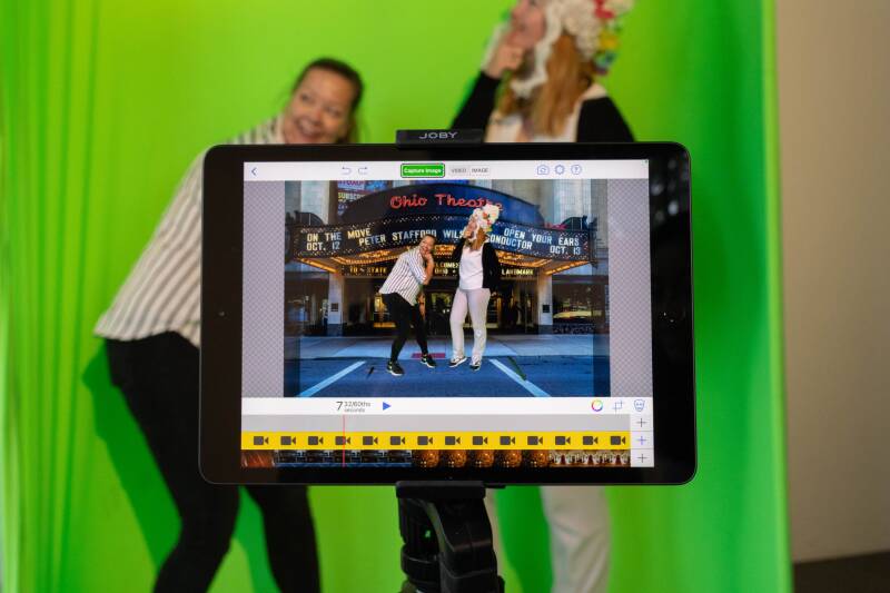 Kinderen voor een greenscreen tijdens Cinekid Rode Loper
