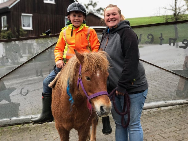 eltern Kind Coaching Marte Meo im Allgaeu auf der Herzblick Ranch Mam mit Kind auf dem Pony sitzend lachend