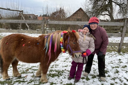 Coaching Eltern Kind Klarheit und Heilung,Mama mit Tochter und Pony Spaziergang im Schnee