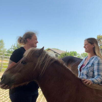 Frauen Coaching, Sylvia Schlichte mit Frau im Gespärch am Pferd beim Coaching