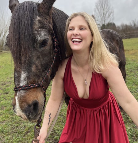 Sylvia Schlichte im roten Kleid mit Pferd Filip