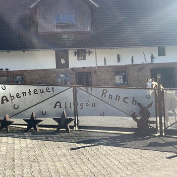 Herzblick Ranch Ansicht Stallgebäude von vorne im Allgaeu