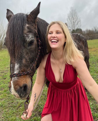 Sylvia Schlichte im roten Kleid mit Pferd Filip
