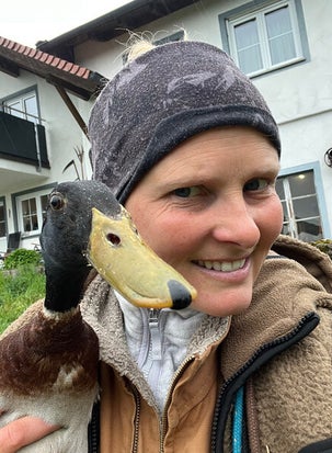 Humorvoll begleitet mit Tieren in der Natur und viel Herz im Allgäu Sylvia Schlichte mit Ente im Arm