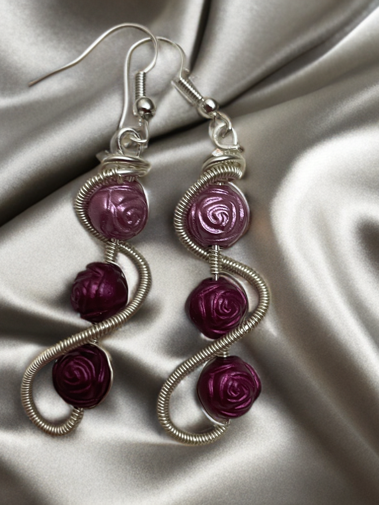 Ohrringe mit dunkelroten Rosenperlen