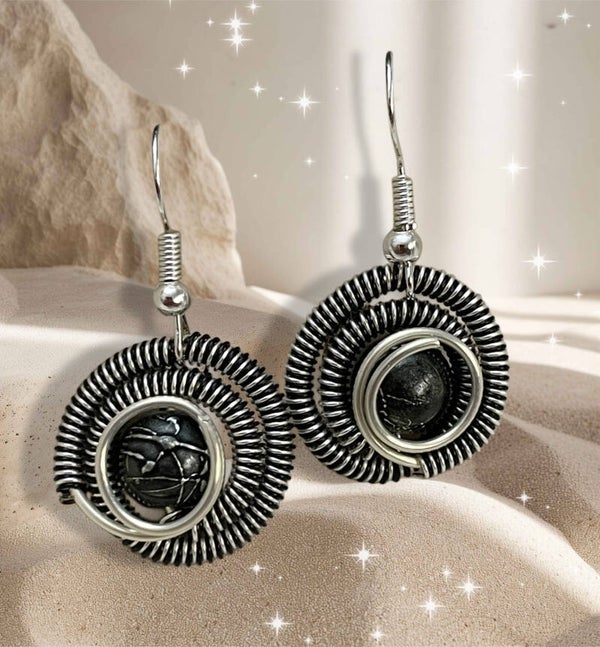 Ohrringe mit schwarz/silbener Spirale