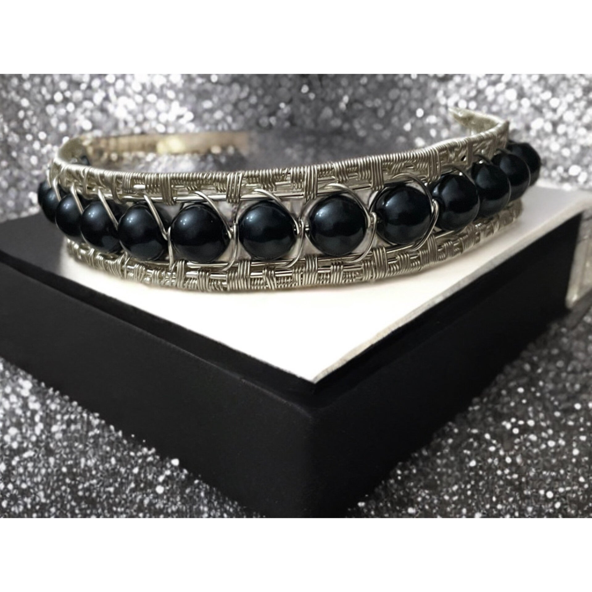 Armreif mit großen schwarzen Perlen