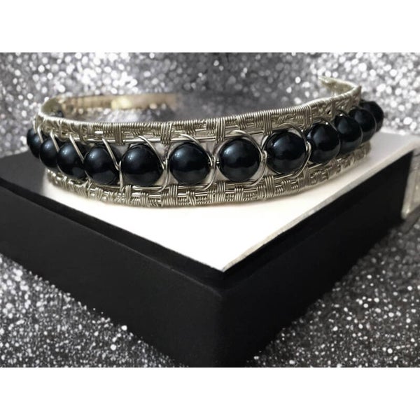 Armreif mit großen schwarzen Perlen
