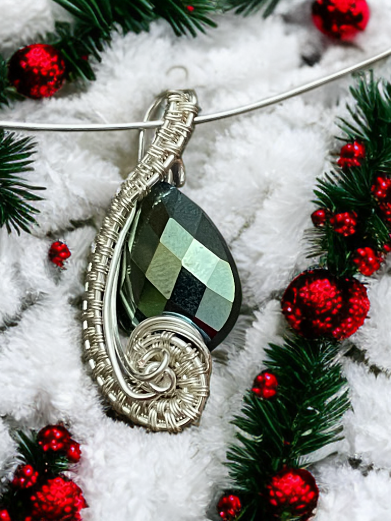 Kristalle im grünem Set Ohrringe und Kettenanhänger