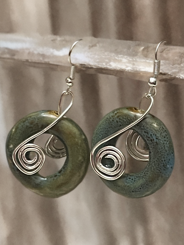 Ohrringe grün mit Spirale