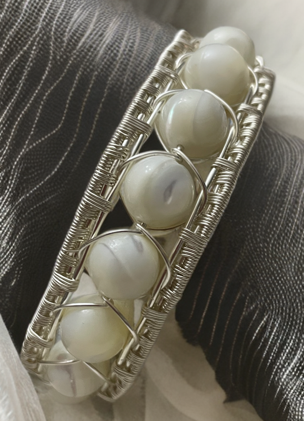 Armreif mit Muschelperlen