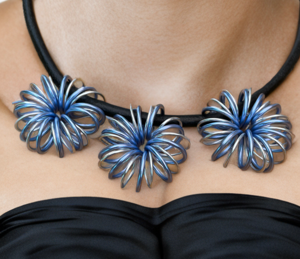 Blüten hellblau/ silber