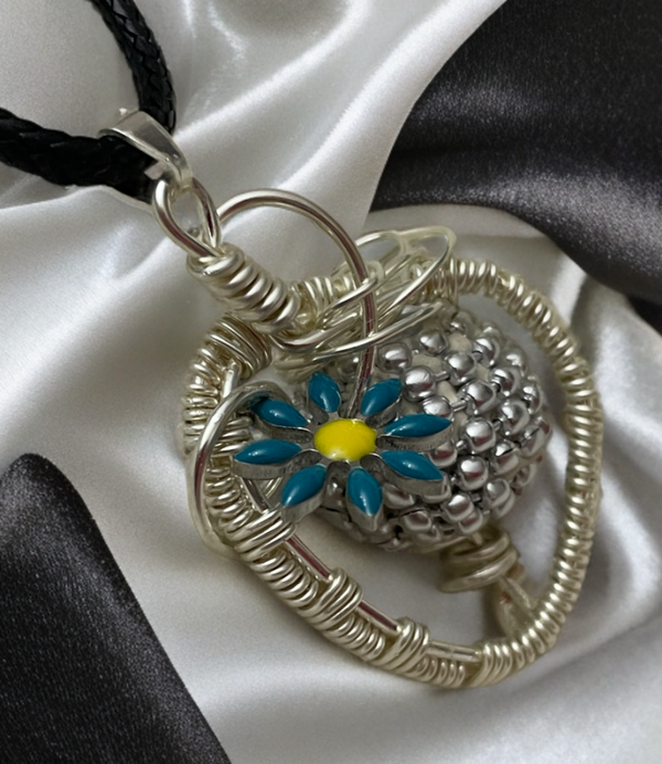 Anhänger mit kleiner Frühlingsblüte