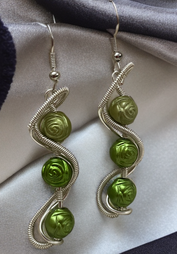 Ohrringe mit drei grünen Rosenperlen
