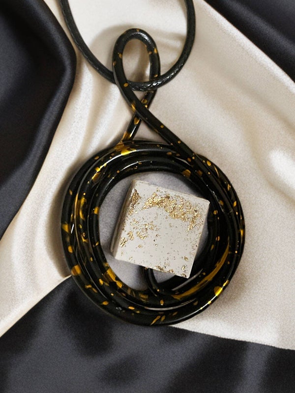 Schwarz/goldener Anhänger no