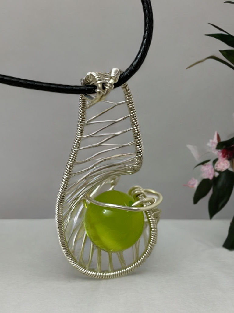 Silberblatt mit grüner Perle