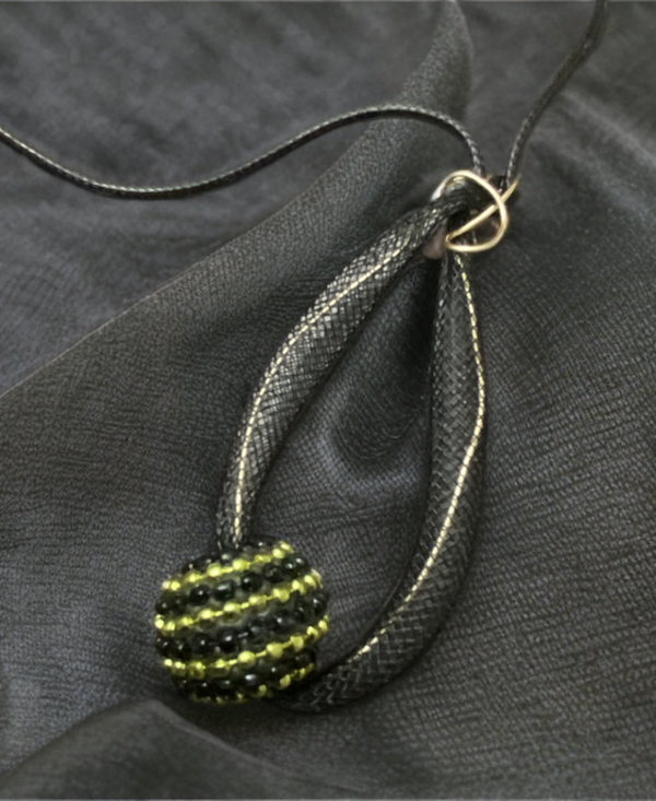 Mesh Anhänger schwarz/gold