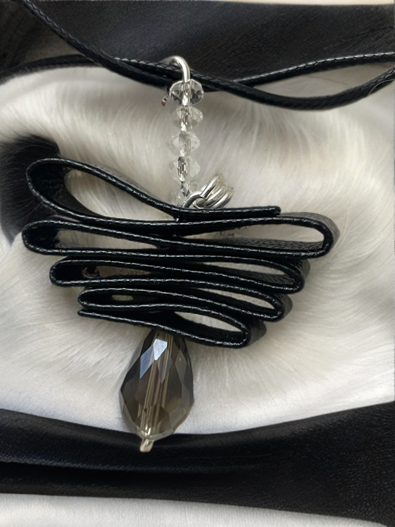 Leder-Ohrringe und Kette mit Kristallen