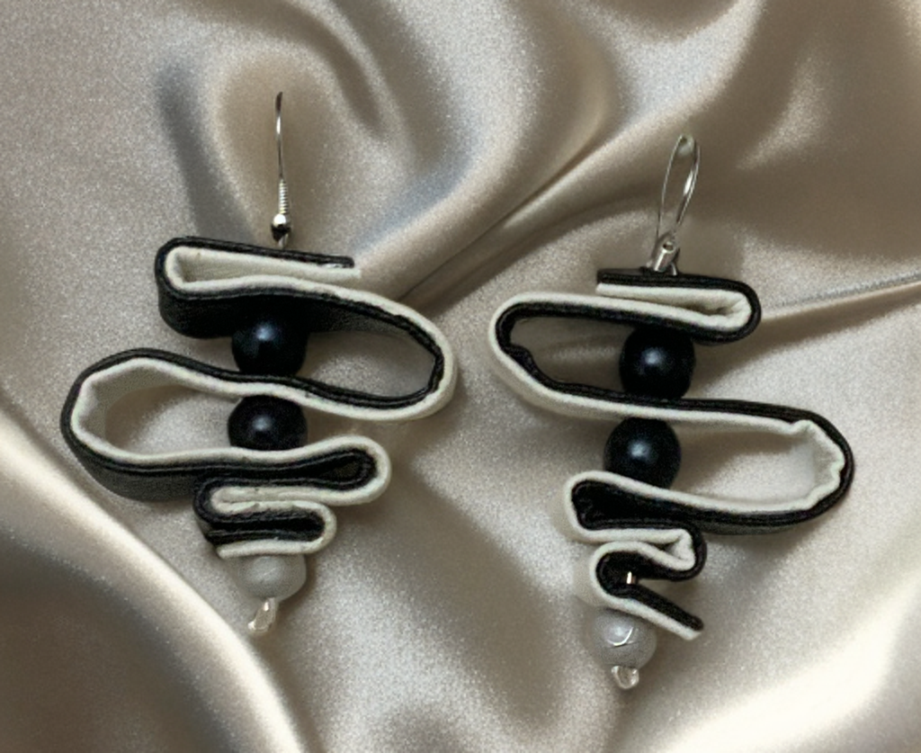 Leder-Ohrringe in schwarz/weiß