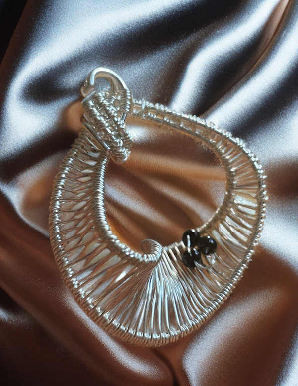 3 kleine schwarze Perlen ….